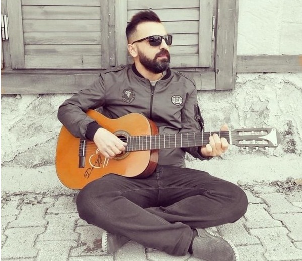 Kemal Ceyhan bir yandan yardım bir yandan müzik çalışmalarını sürdürüyor