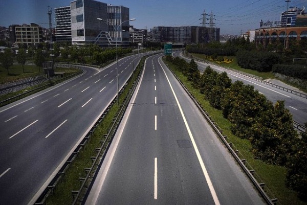 Kısıtlama günlerinde İstanbul un boş meydanlarını fotoğraflıyor